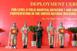 黄春战上将主持召开七号二级野战医院和四号工兵队出征仪式。图自越通社
