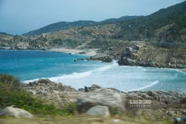 永熙湾被石灰岩山脉所环抱，海水清澈湛蓝，可以看到色彩斑斓的珊瑚礁。图自劳动报