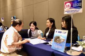 泰国企业代表了解越南的投资环境。图自越通社