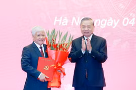 苏林总书记向杜文战同志颁发任命决定。图自越通社