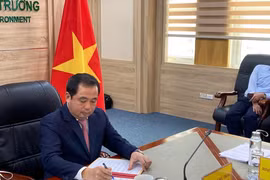 越南农业与环境部代理部长陈德胜签署协议。图自越通社