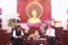 芹苴市人民委员会主席张景宣会见印度驻胡志明市总领事维普拉·潘迪。图自越通社