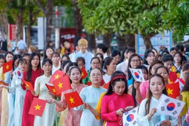 韩国四物打击乐节奏响彻云霄，奥黛与韩服在韩江畔靓丽亮相