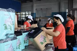 塑料工厂的工人正在加工产品。图自越通社