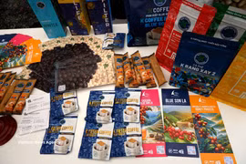 在活动上展示的越南咖啡产品。图自越通社
