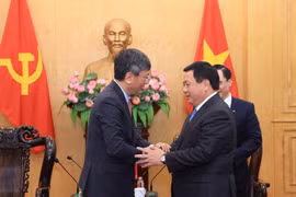 胡志明国家政治学院院长阮春胜教授会见印度共和国驻越特命全权大使采林·W·谢尔巴。图自越通社