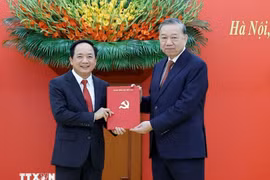 越共中央总书记苏林向郑文决同志颁发决定。图自越通社