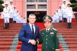 越南国防部长潘文江大将与美国战争部长皮特·赫格塞思在欢迎仪式亲切握手。图自越通社
