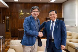 越南驻巴西大使裴文毅与南里奥格兰德联邦大学（UFRGS）副校长佩德罗·德·阿尔梅达·科斯塔亲切握手。图自越通社