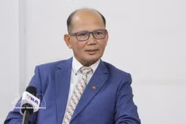 柬埔寨国际关系学院专家乌奇·莱昂接受越通社驻柬埔寨记者的采访。图自越通社