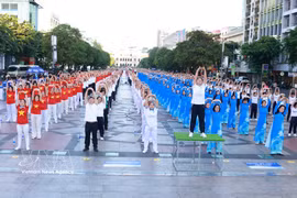 医务人员与民众同演健身操，向社区传递健康生活理念。图自越通社
