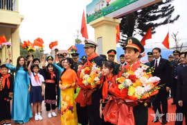 同学们向两位部长赠送献花。图自人民军队宝