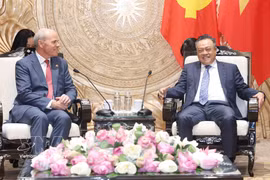 中央书记处书记、中央检查委员会主任陈士青会见加拿大驻越南大使吉姆·尼克尔。图自越通社