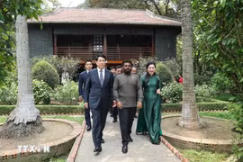 越南国家主席梁强与斯里兰卡总统共同探访胡志明主席故居。图自越通社
