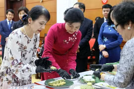 苏林总书记夫人吴芳璃同日本首相夫人石破佳子体验制作河内扁米饼