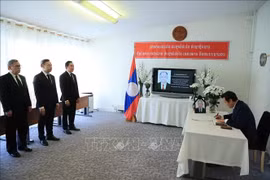 越南常驻联合国日内瓦办事处和瑞士其他国际组织代表团团长梅潘勇已率团前来吊唁并在吊唁簿上题词。图自越通社
