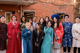 在西澳大利亚州科廷大学就读的越南留学生。图自越通社发