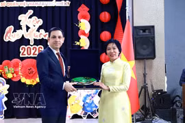越南驻土耳其大使邓氏秋向伊斯坦布尔市副市长Mehmet Sülün赠送纪念品。图自越通社