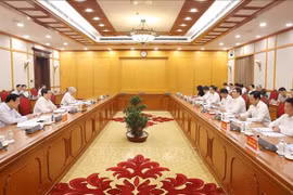 越共中央政治局委员、国家主席梁强主持召开与奠边省委常委会会议。图自越通社