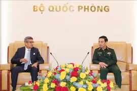 潘文江大将会见印度国防部秘书拉杰什·库马尔·辛格。图自越通社