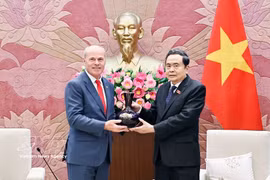越南国会主席陈青敏向加拿大驻越南大使吉姆·尼克尔赠送纪念品。图自越通社