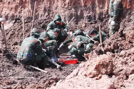 胡志明市天气变化无常，给黎氏莲公园的烈士遗骸搜寻归集工作带来严重不利影响。图自越通社