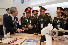 越南国防部副部长黄春战上将率团出席第十届新加坡航展。图自越通社