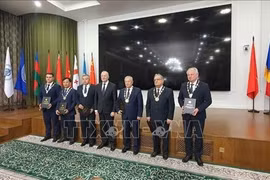 黎长江教授（左二）荣获国际科学院协会院士证书。图自越通社