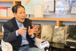 《韩国日报》（Hankuk Ilbo）前记者安炳灿接受越通社记者的采访。图自越通社