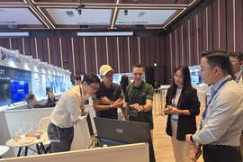 与会代表进行交流。图自越通社