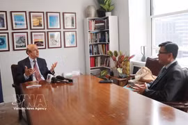 美国外交政策协会主席兼首席执行官诺尔·拉蒂夫接受越通社记者的采访。图自越通社