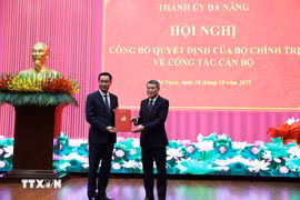 黎明兴同志向黎玉光同志颁发越共中央政治局的任命决定。图自越通社