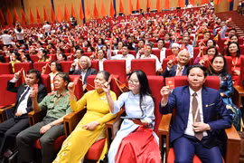 与会代表表决通过越南祖国阵线第十一届中央委员会人事方案。图自越通社