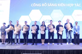 “越南—东盟价值链合作倡议”参与成员合影。图自越通社