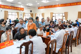 头顿坊老年人接受免费体检。图自越通社