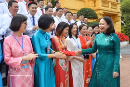 国家副主席武氏映春与优秀工会主席亲切握手。图自越通社