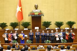 越共中央总书记苏林、政府总理范明政、国会主席陈青敏及党和国家领导同志向新任命的副总理、部长和部分国会委员会主任赠送鲜花表示祝贺。