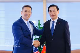 越共中央政治局委员、中央军委副书记、政府副总理兼国防部长潘文江大将在纽约会见美国代理海军部长高雄。图自越通社