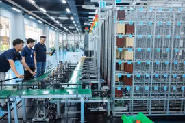 平阳省东方国际大学的第四次工业革命创新中心致力于培养高素质人力资源和应用现代技术，推动本地企业的数字化转型进程。图自越通社