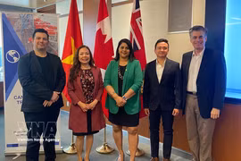 邓德辉（右二）与各位嘉宾在越南与加拿大农业贸易与投资合作论坛上合影。图自越通社