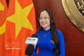 清华大学越南留学生黎月琼接受越通社驻北京记者的采访。图自越通社