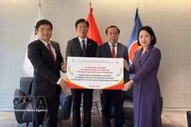 邮政电信技术学院代表向越南驻韩国大使馆移交“越南语学习应用程序”。图自越通社
