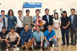 越南驻韩国大使武胡及使馆部分人员已前往机场慰问在韩国经历一段困难时期后回国的10名越南船员并为其送行。（越南住韩国大使馆供图）