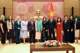 双方代表合影。图自越通社