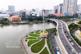 坐落在西贡河畔的龙屋港。图自越通社