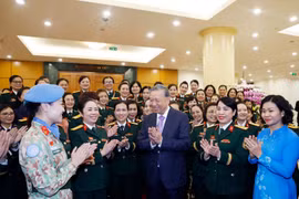 苏林总书记与各位代表亲切交流。图自越通社