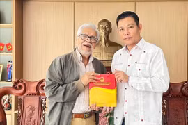 越南驻委内瑞拉大使向委内瑞拉前驻越南大使豪尔赫·龙东·乌斯卡特吉赠送纪念品。图自越通社