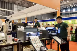 企业在展会上展示先进产品和技术解决方案。图自越通社