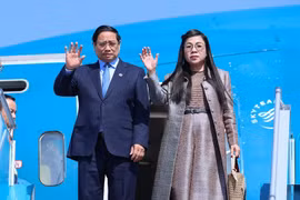 越南政府总理范明政夫妇和越南高级代表团的专机已抵达河内内排国际机场。图自越通社