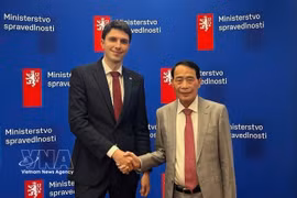越南公安部副部长黎国雄上将与捷克司法部副部长亚当·希米切合影。图自越通社
